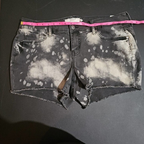 TORRID SHORTS WOMEN'S SIZE 16 BLACK SPLATTER 3.5 Inch Mid Rise 5 Pocket Sold Out - Picture 8 of 10